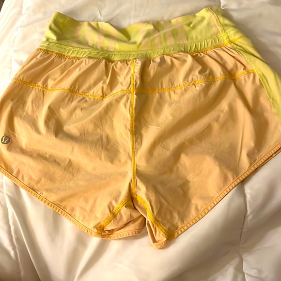 yellow lululemon 2.5 shorts - Picture 4 of 4